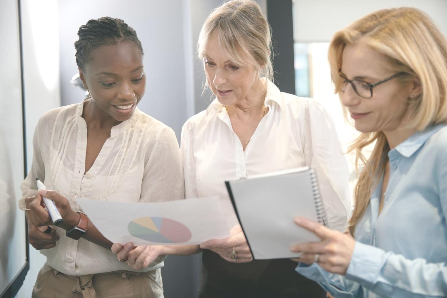 Estudiantes trabajando con herramientas financieras en sesión práctica